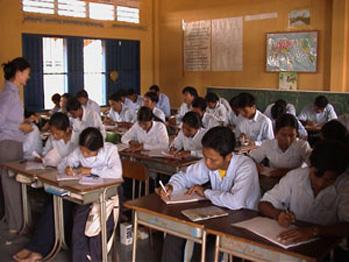 河合塾が寄贈した机で勉強する生徒